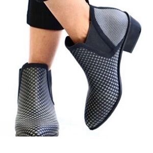 Betabrand Tennis Western boots in black and gray size 9